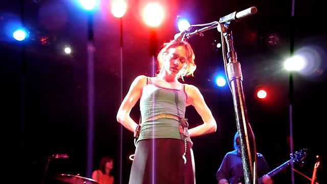 Fiona Apple - It's Only Make Believe HD @ Music Hall, NY March 23, 2012 (Conway Twitty cover) смотреть онлайн