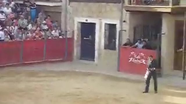 Ivan Garcia poniendo Banderillas en Candeleda Ferias 2006 смотреть онлайн