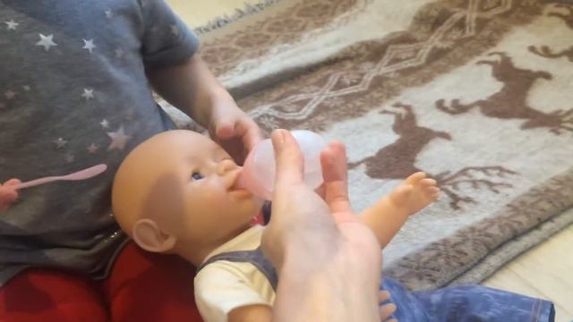 Baby born / Baby warm / Бейби борн. Кукла кушает, плачет, купается! Варя и хаски Зион сделали обзор смотреть онлайн