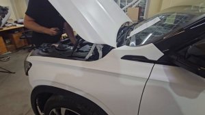 Установка датчика уровня жидкости в бачке омывателя Geely Monjaro