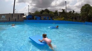 Веселый аквапарк и супер горки с волнами в бассейне купаемся и катаемся . Мила и Ника в аквапарке.