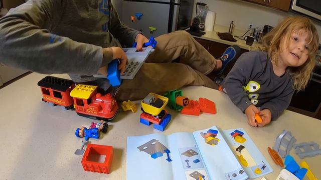 MOUSE DRIVING A LEGO TRAIN! смотреть онлайн