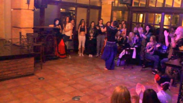 Shy bellydancer.Nancy Ajram-Mestaniyak,performance in Serbia שי רקדן בטן نانسي عجرم مستنياك смотреть онлайн