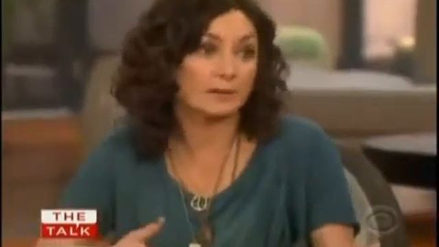 Sara Gilbert talks about Poison Ivy смотреть онлайн
