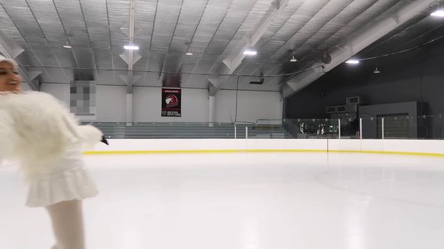ICE SKATING FOR THE FIRST TIME IN TEN YEARS! смотреть онлайн
