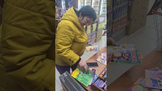 Мама Руслана Гительмана покупает внукам раскраски как это мило 🤗 смотреть онлайн