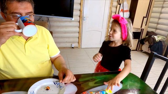 Лина устроила веселые соревнования с маленькой смотреть онлайн