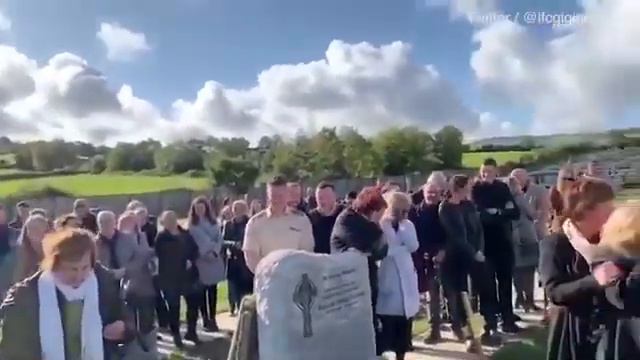 Mourners laugh when pre-recorded message is played from the coffin смотреть онлайн