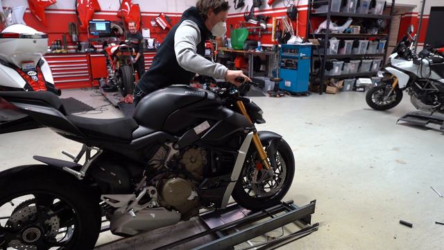 First 2021 Ducati Streetfighter V4 S in Stealth Black In the USA!! Unboxing Video смотреть онлайн