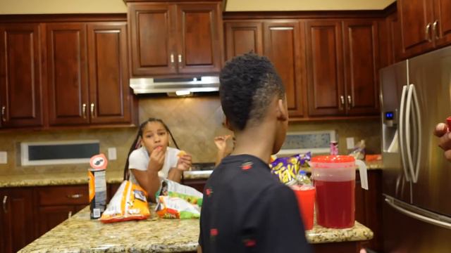 LAST TO STOP EATING SPICY CHIPS WINS MYSTERY PRIZE!! смотреть онлайн