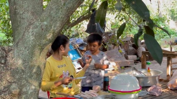 Cook and Eat : Seyhak and Aunt Mouy eng enjoy eating hot dog bread / Yummy h dog bread recipe
