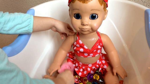 Кукла Luvabella купается в 