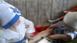 ИГРАЕМ В БОЛЬНИЦУ ,КРИСТИНКА ЗАБОЛЕЛА,ДЕЛАЕМ УКОЛ,ПРИШЁЛ ВРАЧ!!