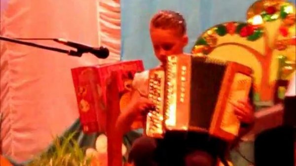 слышишь песню у ворот