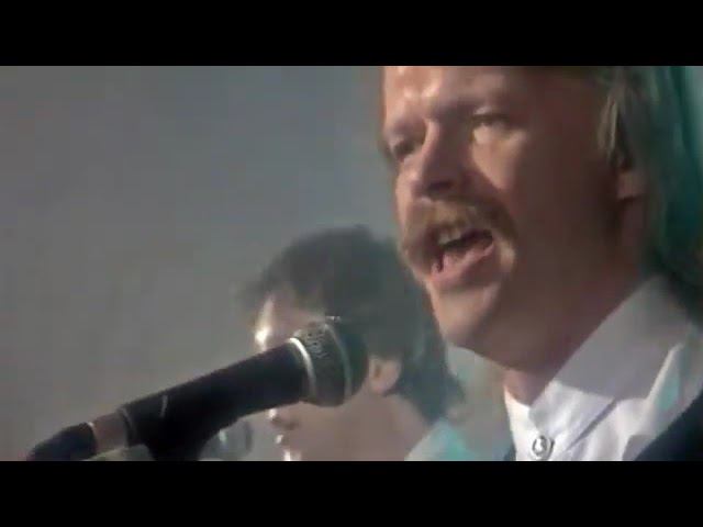 ЗЕМЛЯНЕ Трава у дома