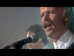 ЗЕМЛЯНЕ Трава у дома