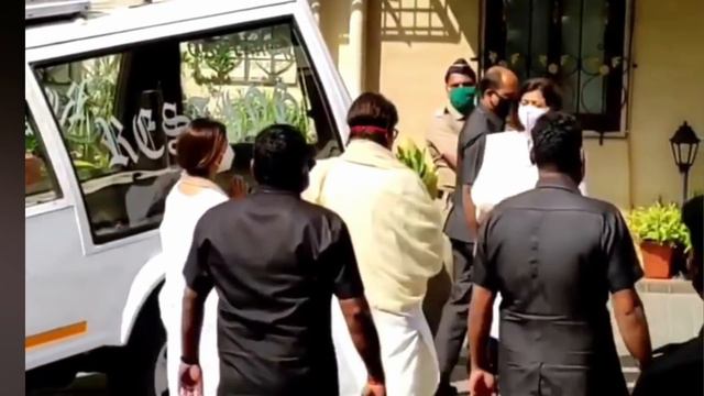 Amitabh Bachchan with Shweta arrives To Pay Last Respects To Lata Mangeshkar With Many Celebs смотреть онлайн