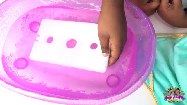 Little Girl Taking Care Of Baby Doll | Fun With New Baby Born Surprise Bathtub Surprise смотреть онлайн