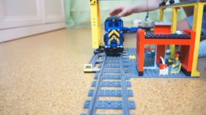 Lego City Пассажирский поезд 7938 и Грузовой поезд 60052. Железная дорога. Видео для детей.