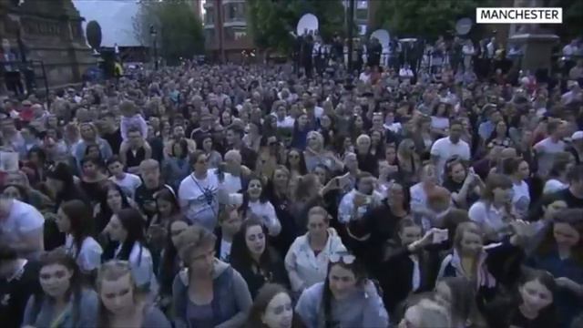 Crowd sings Ariana Grande's 'One Last Time' at Manchester Together in Albert Square смотреть онлайн