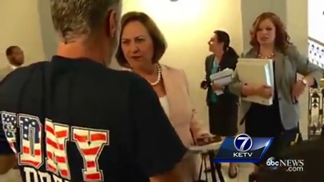 Jon Stewart chases down Senator Deb Fischer смотреть онлайн