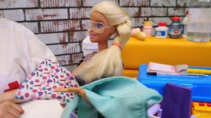 Барби врач и игры в больницу — Ох уж эти куклы! Видео для девочек игры в куклы Барби