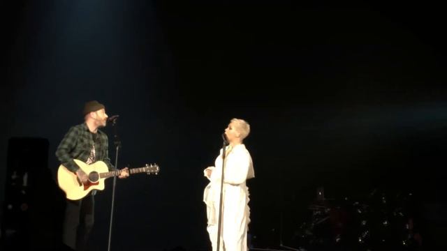 P!nk & Dallas Green (You+Me) performing You+Me. Beautiful Trauma tour 03/20/18 смотреть онлайн