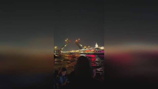 Развод мостов. Красочное зрелище! смотреть онлайн