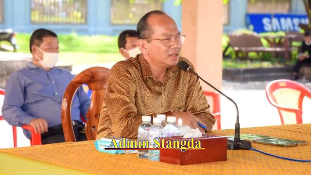 Zhang Huang, a journalist, raises his hand to apologize to HE Mao Thunin after his mistake смотреть онлайн