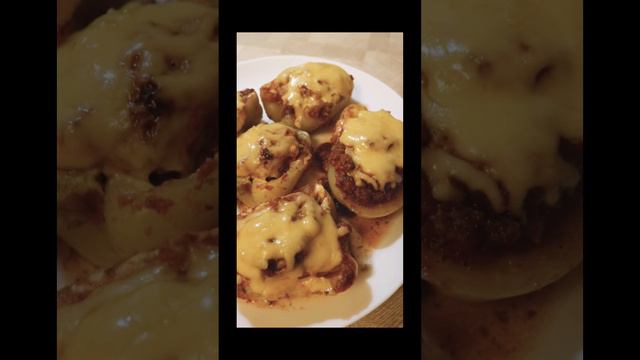 Фаршированные перцы без риса с соусом из петрушки и помидоров