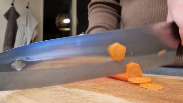 newly sharpened Mac cutting thru carrot like butter. смотреть онлайн