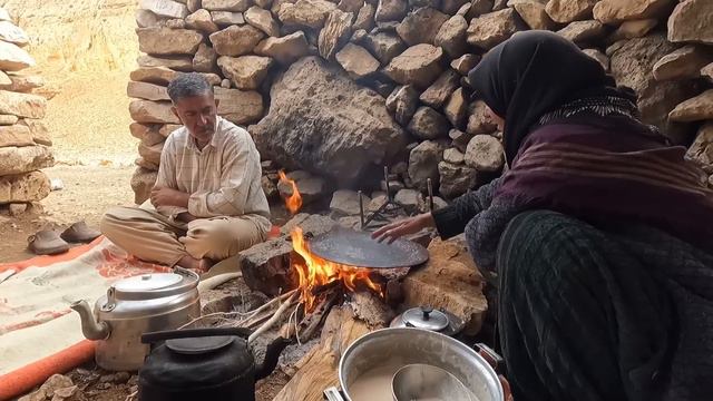 Grandma's neighbor woman Baking Bread for her family's breakfast_the nomadic life style of IRAN смотреть онлайн