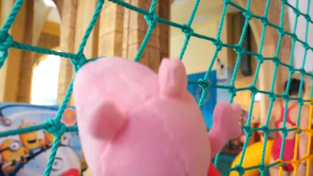 Свинка Пеппа и Джордж пришли в аквапарк. Видео с игрушками в бассейне. Мультики для детей смотреть онлайн