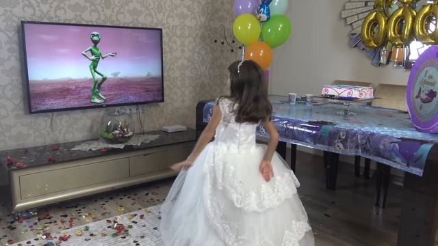 Lina'ya Sürprizli 700.000 Arkadaş Kutlaması ve Sürpriz Gelinlik | Sonsuz Teşekkürler смотреть онлайн