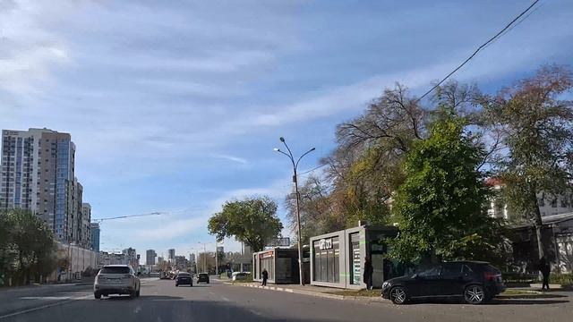 На автомобиле по улицам Екатеринбурга в выходной день в конце сентября смотреть онлайн