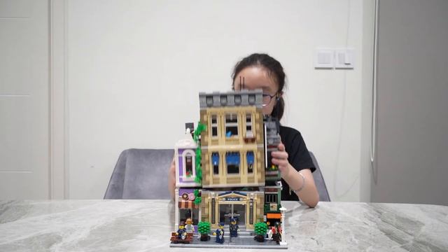 Building Lego Creator Expert 10278 Police Station смотреть онлайн