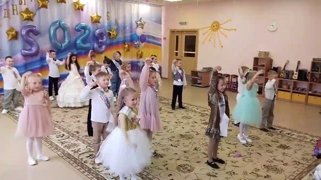 выпускникам детского сада №3 посвящается
Помочь каналу: https://www.donationalerts.com/r/egorovnn смотреть онлайн