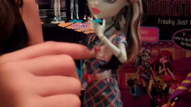 Monster High Day at the Maul Fashion Pack and Dolls Review смотреть онлайн