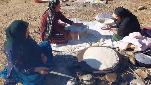 Baking fresh bread on nature with Grandma|nomadic life смотреть онлайн