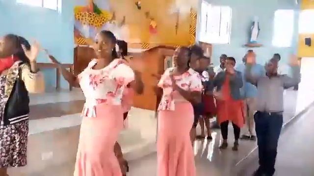 MSHANGILIENI BWANA(live performance by st Dominic savio choir tassia parish Nairobi) смотреть онлайн
