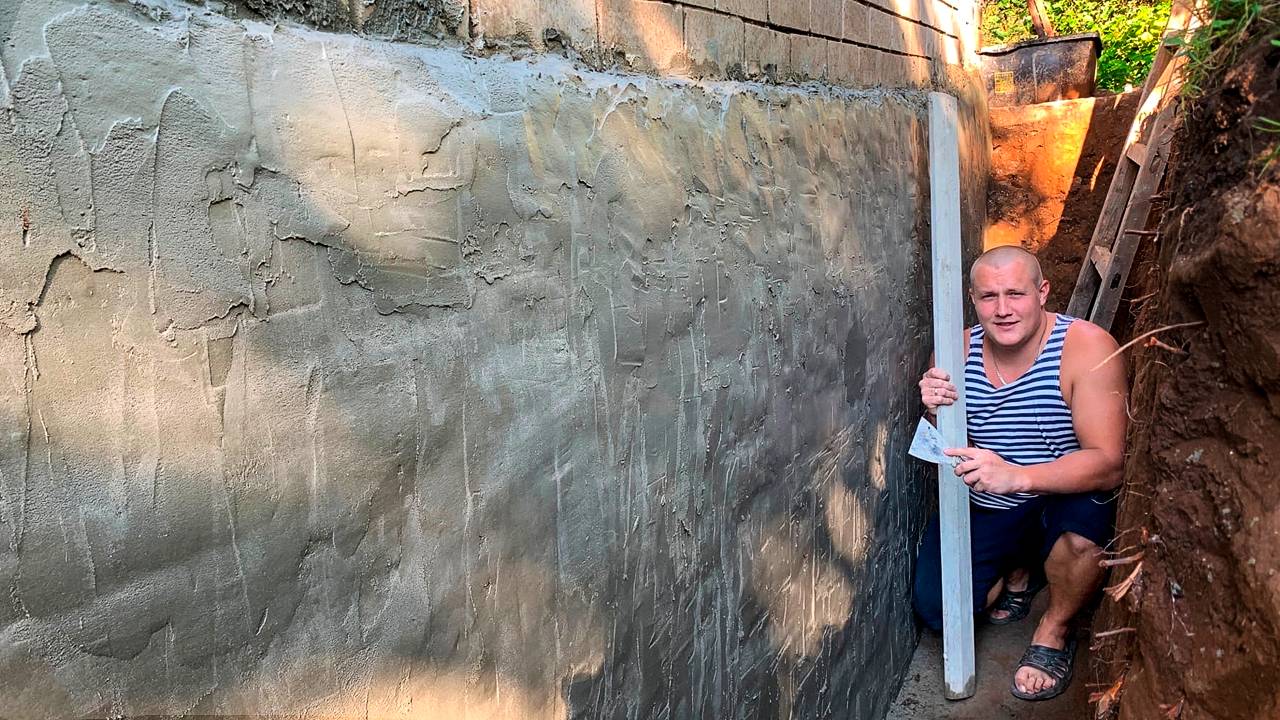 Раскопал вросший в землю дом и укрепил стену смотреть онлайн