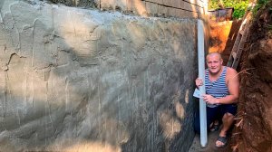 Раскопал вросший в землю дом и укрепил стену