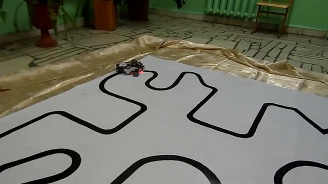 NXT Робот - движение по линии с системой корректировки. (резкие повороты трассы)