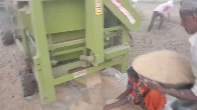 paddy thresher in rice farming | dhaan | धान का थ्रेसर #mohitana смотреть онлайн