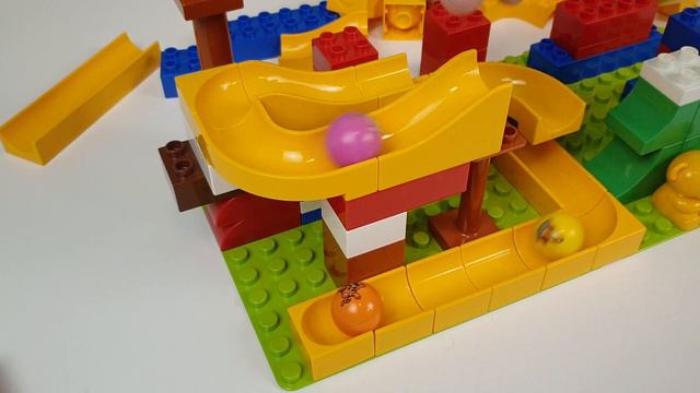 Сборка трека для шариков марблс с воронкой и дорожками | Satisfying Building Blocks Marble Run Race смотреть онлайн