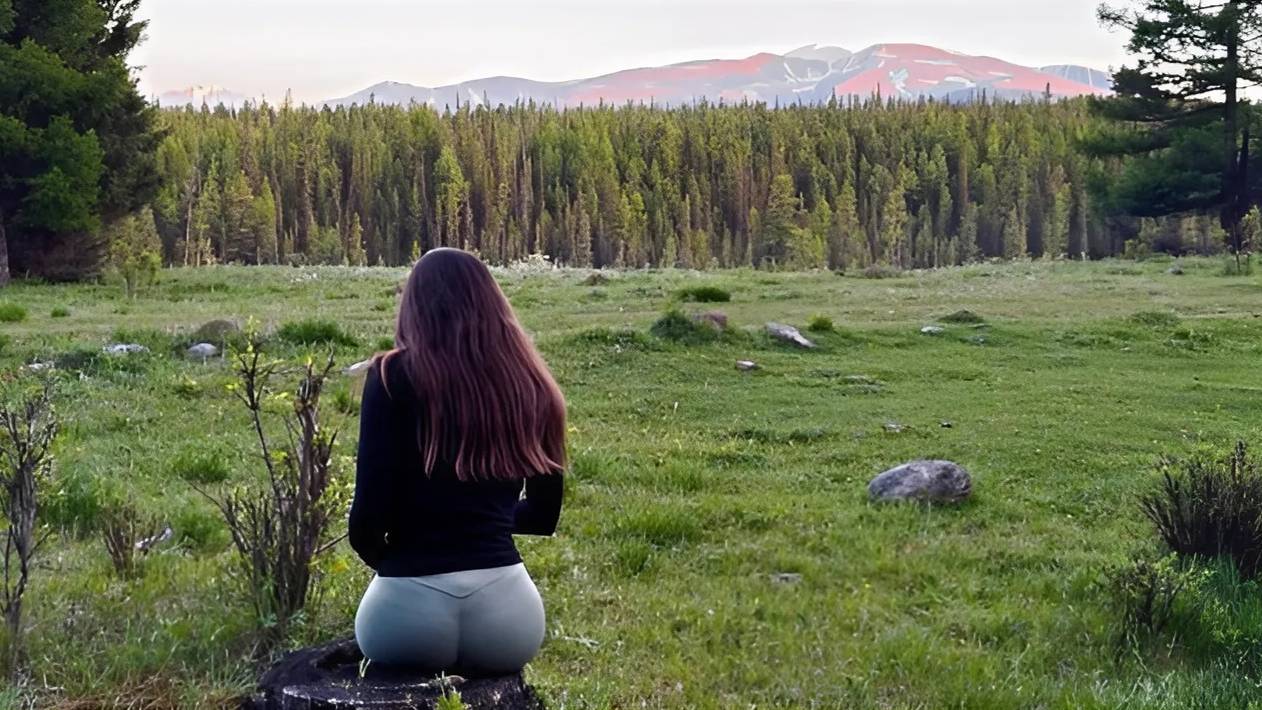 Красивая ДЕВУШКА ночует В ЛЕСУ С МЕДВЕДЯМИ. Соло выживание в дикой природе БУШКРАФТ | АСМР смотреть онлайн