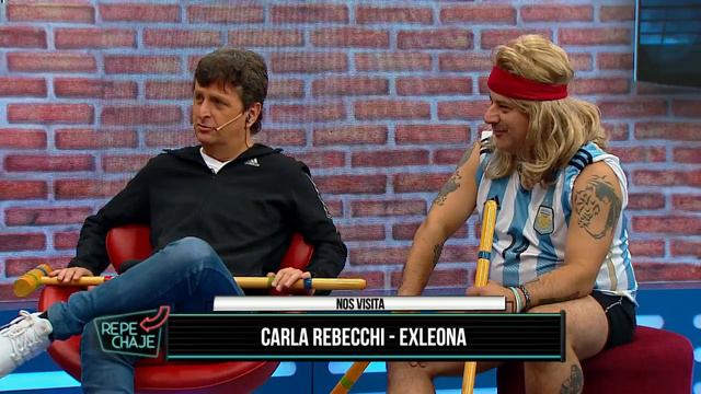 Carla Rebecchi le enseña a jugar a la Fan de Las Leonas смотреть онлайн