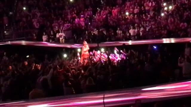 "One Last Time" by Ariana Grande, Washington DC Capital One Arena 3-25-19 Sweetener Tour смотреть онлайн
