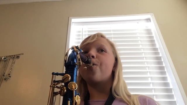Girl plays “Come Ye Children of the Lord” on BLUE Saxophone смотреть онлайн