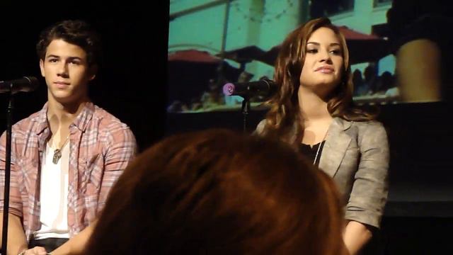 Asking the Jonas Brothers the last question of the press conference! смотреть онлайн